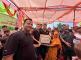 Indus Towers Pragati CSR team distributing emergency flood relief kits to families in Uttar Pradesh