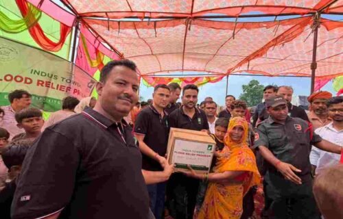 Indus Towers Pragati CSR team distributing emergency flood relief kits to families in Uttar Pradesh
